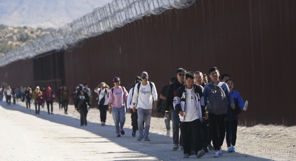 美国国土安全部称2018年来首次通过大型包机遣返中国非法移民