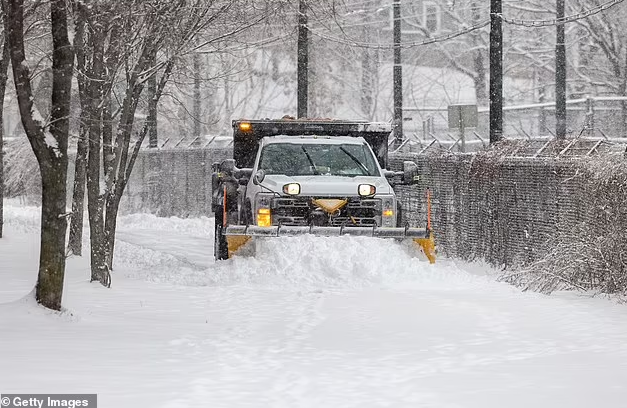 预警！2亿美国人迎接雪灾，3场冬季风暴横跨3000英里......紧急提醒！